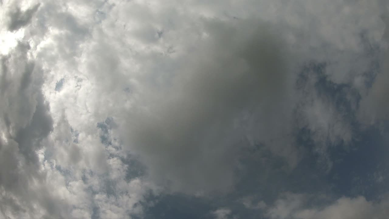 el lapso de tiempo del paisaje nublado con el sol brillante brillando y revelándose detrás de las nubes.