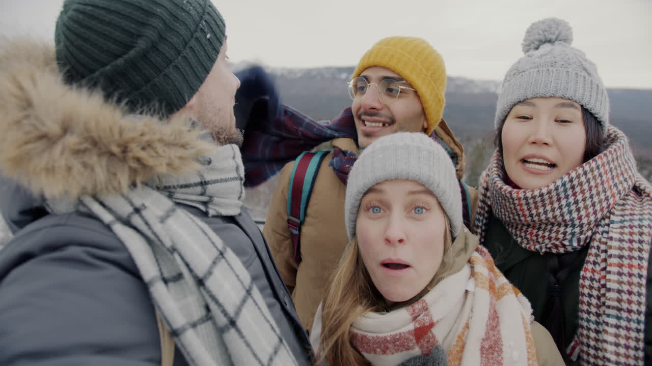 친구들이 눈 속에서 셀피를 찍고 있습니다.