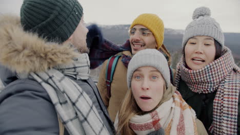 amigos tomando una selfie en la nieve