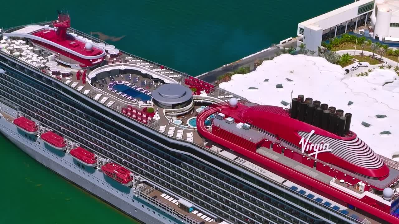Nave da crociera attracca a Miami, USA, vicino al lungomare e agli edifici.