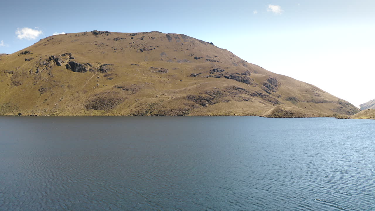 에콰도르 국립 공원 엘 카자스의 luspa라고 불리는 산악 호수