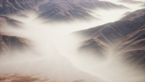 paisagem montanhosa com nevoeiro profundo de manhã