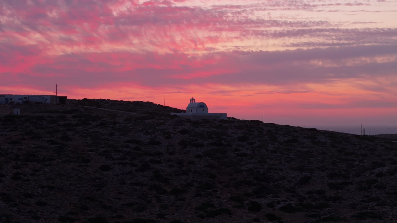 Orbita panoramica intorno alla chiesa di Santa Sofia a Donousa, Grecia, al tramonto mozzafiato