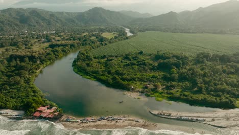 Vista-Aérea-Donde-Se-Conecta-El-Mar-Y-El-Río,-Montañas,-Colombia,-La-Guajira,-Mendihuaca