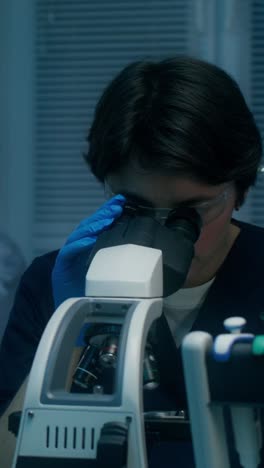 científico usando un microscopio en un entorno de laboratorio