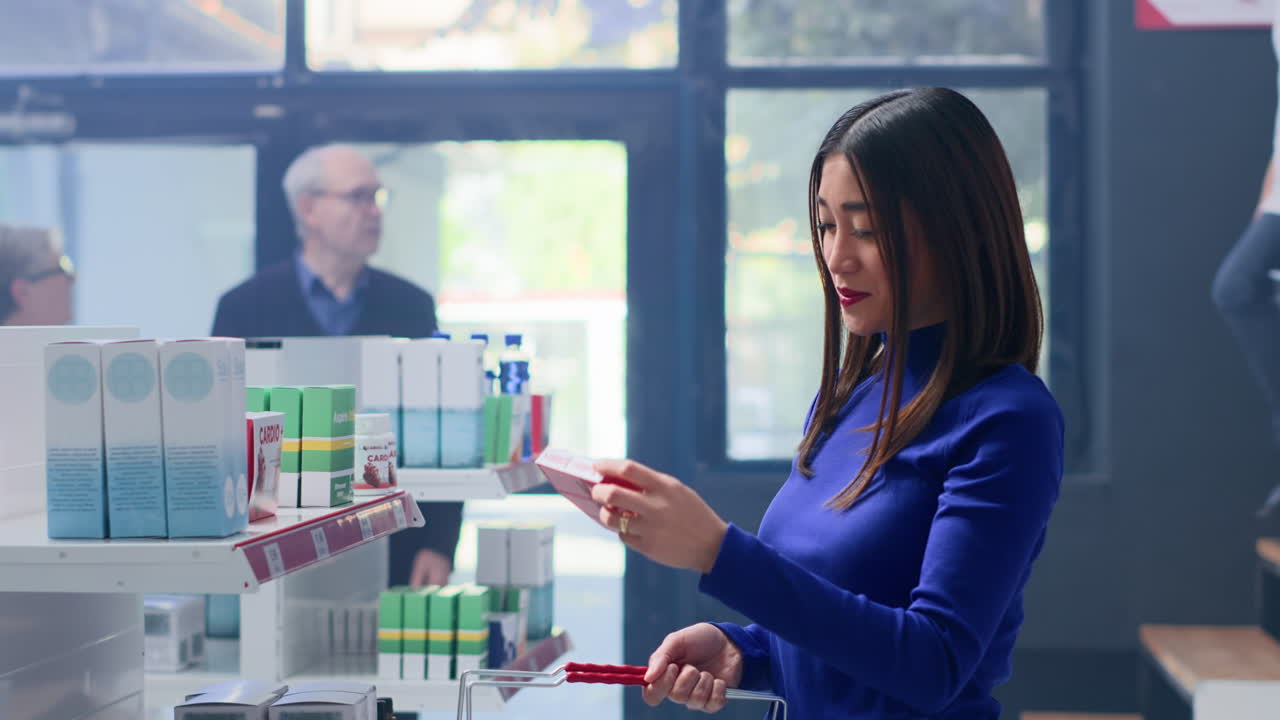 약국 에서 즐거운 쇼핑객