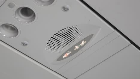 punto de vista al panel de seguridad firmar sobre el asiento dentro de la cabina del avión