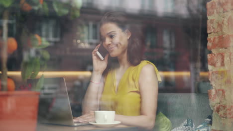 mujer trabajando en un café