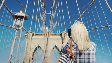 Eine-Frau-Fotografiert-Sich-Auf-Der-Berühmten-Brooklyn-Bridge---Eine-Der-Hauptattraktionen-Von-New