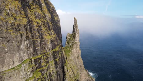 Drohnenaufnahmen,-Die-In-Der-Nähe-Des-Hexenfingers-In-Sandavagur-Auf-Der-Insel-Vagar-Auf-Den-Färöer-Inseln-Vorbeiziehen