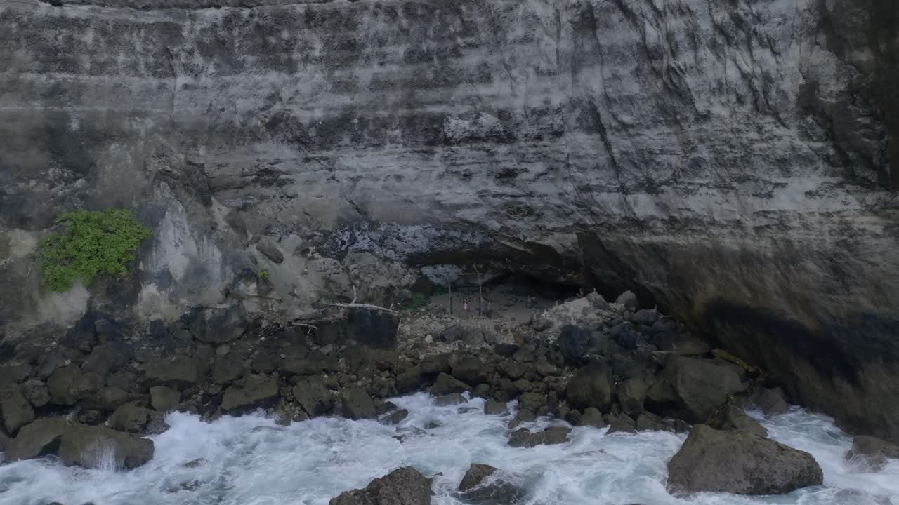 swing tembeling playa filmada con un avión no tripulado, nusa penida bali indosia