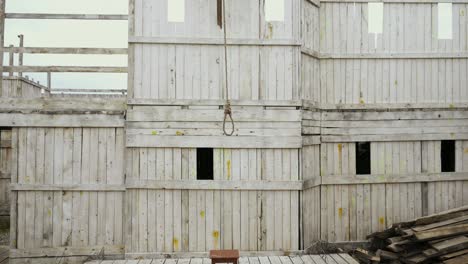 vista general ahorcador horca con bucle cuerda duradera para el suicidio fondo de madera 4k