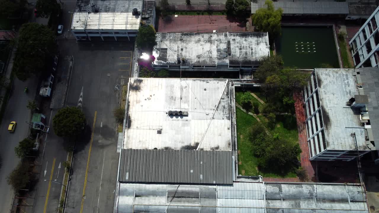 desde esta perspectiva del cenit, la fábrica de licor abandonada se erige como un testamento inquietante de una época pasada.