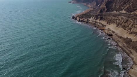 Volar-Sobre-El-Océano-En-La-Carretera-Costera-De-Montaña-Efecto-De-Erosión-En-La-Carretera-Lateral-De-Las-Colinas-Maravilloso-Paisaje-Natural-Hermosas-Maravillas-De-La-Naturaleza-En-El-Club-De-Yates-De-Aventuras-Marinas-En-El-Medio-Oriente-Paseos-En-Bote-De-Olas-Pesadas