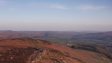 Seguimiento-Aéreo-De-Drones-Sobre-Acantilados-Al-Atardecer-En-Peak-District-Reino-Unido