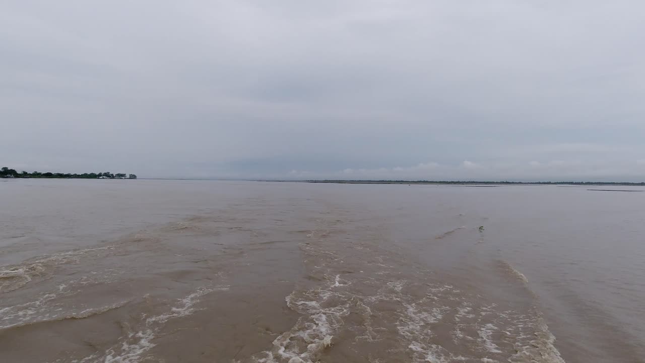 el río brahmaputra es uno de los ríos más grandes del noreste de la india.
