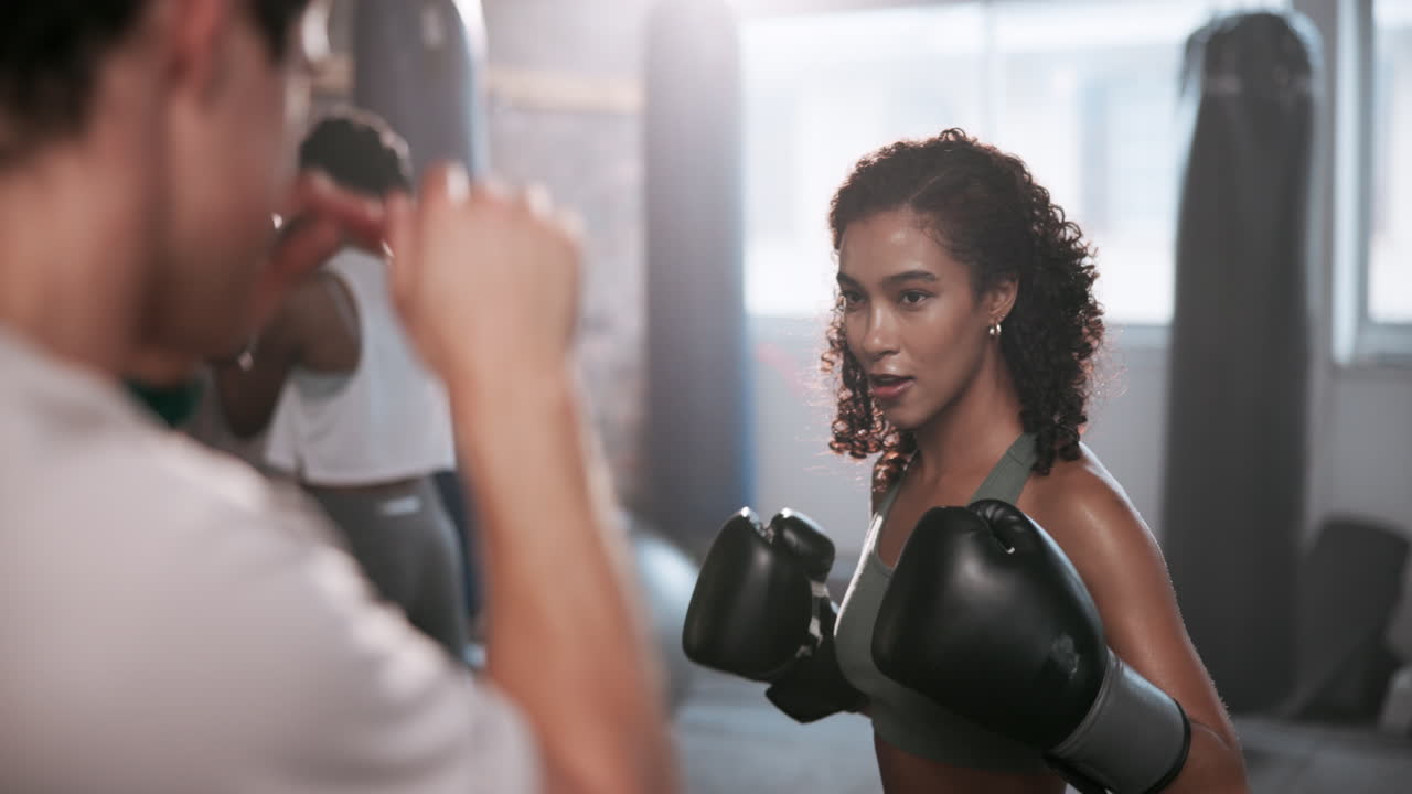 Mulher treinando boxe na academia