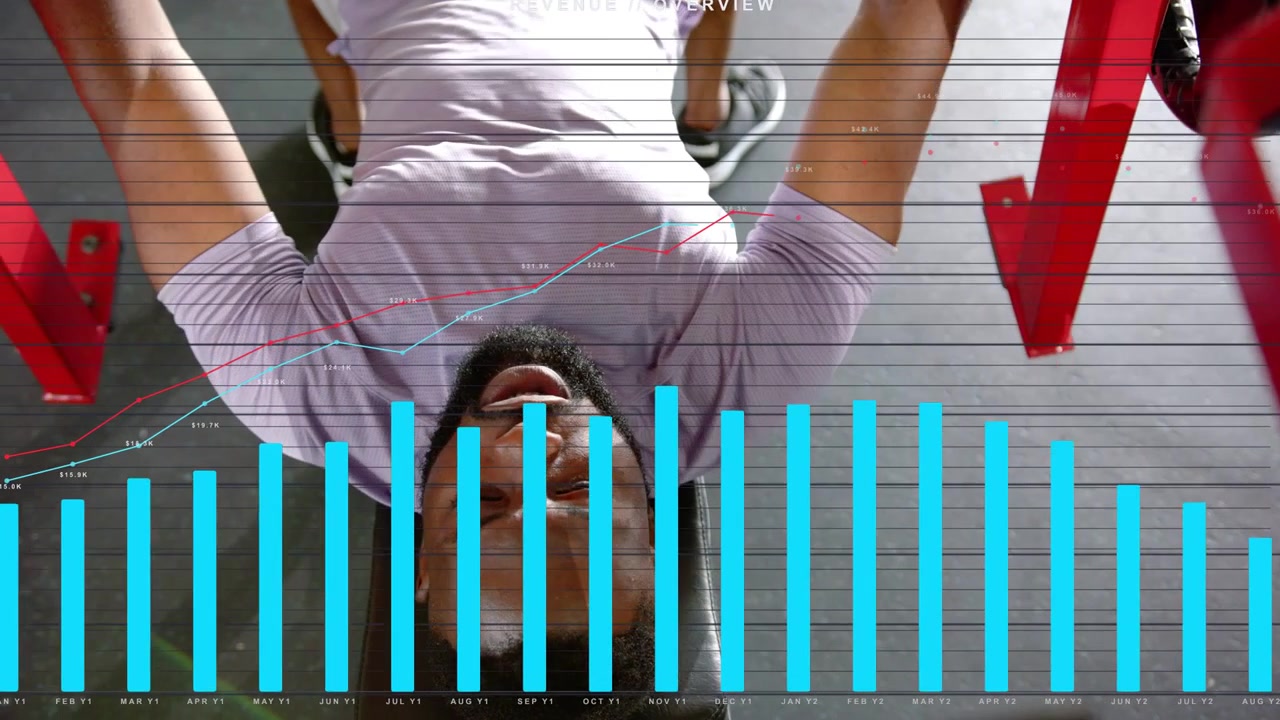 Hombre agarrando las empuñaduras y presionando hacia arriba en el gimnasio, con barras HUD ascendiendo superpuestas al seguimiento de repeticiones del pecho