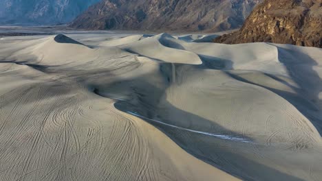 Vista-Aérea-Del-Desierto-Frío-De-Sarfaranga-Dunas-De-Shigar