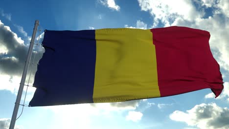 la bandera de chad ondeando en el viento, el fondo del cielo azul. 4k