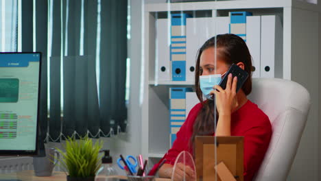 mujer hablando por teléfono con máscara