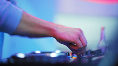 dj en vivo mezclando altibajos en una fiesta usando un tocadiscos digital y un mezclador