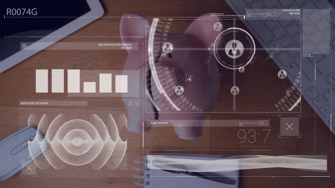 animación del procesamiento de datos digitales a través de la alcancía y la computadora en el escritorio