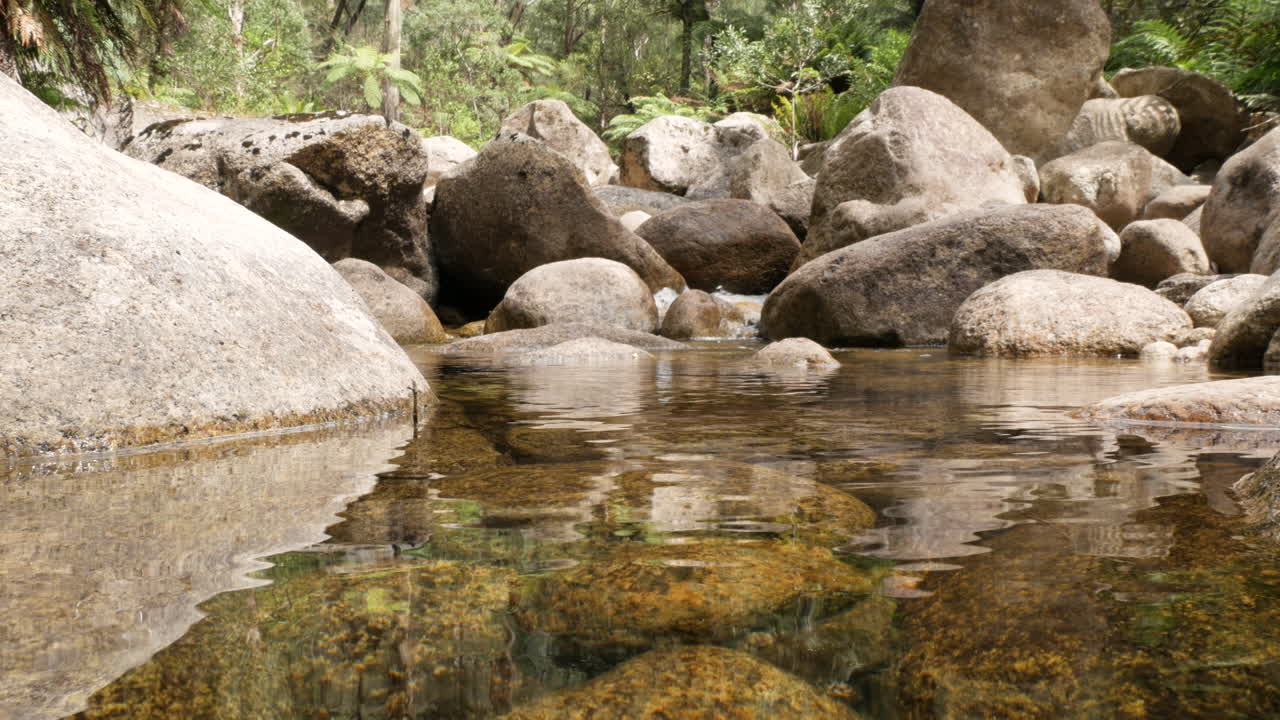 아름다운 맑은 계류, 폭포 및 잔물결