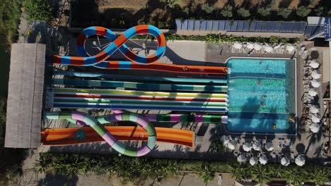 Aquapark,-Der-In-Den-Pool-Springt