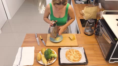 mujer haciendo pizza en casa