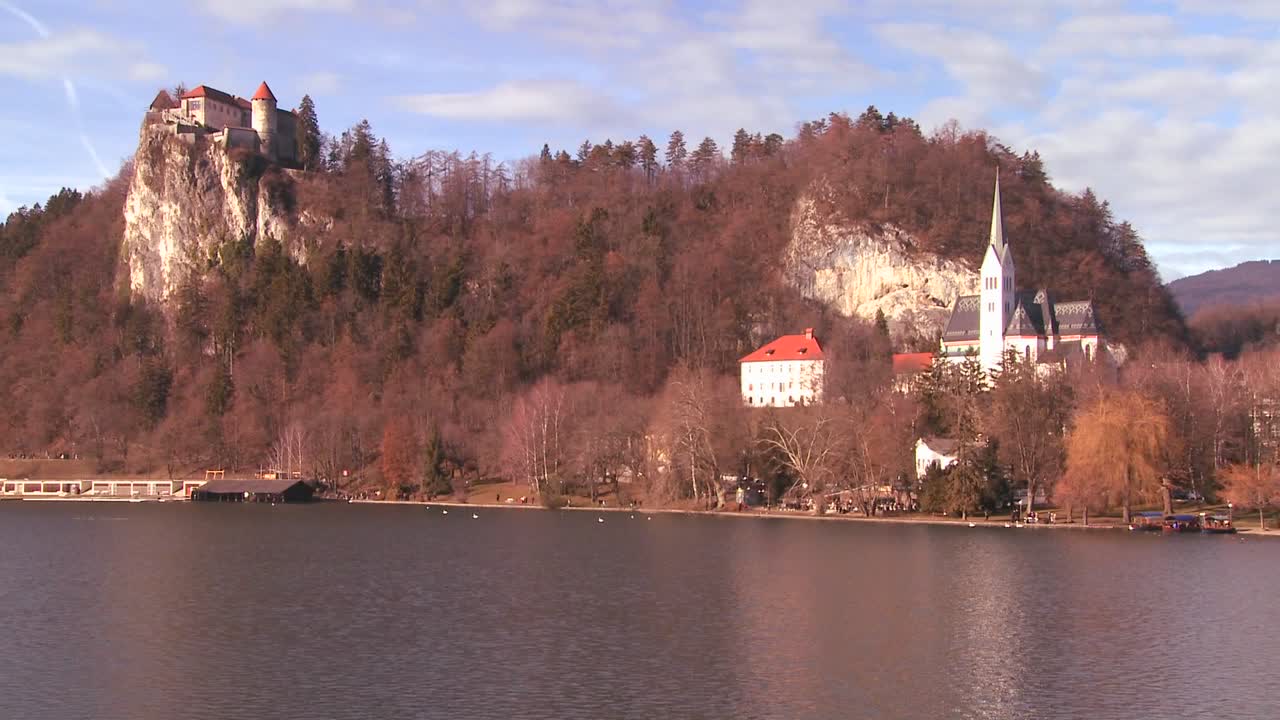 Un bellissimo castello medievale e una chiesa sulle rive del Lago di Bled, Slovenia