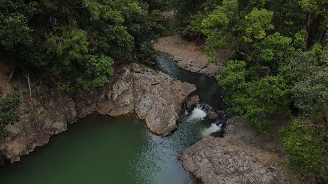 vista superior de las piscinas de roca en el valle de currumbin en la ciudad de gold coast, australia