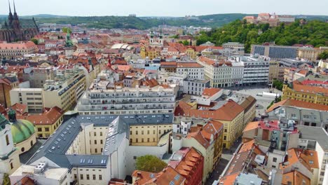 Plano-Amplio-Con-Muchos-Edificios-En-El-Horizonte-De-Brno,-República-Checa.