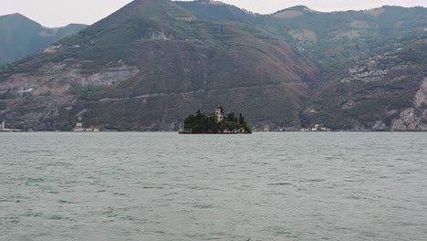 Insel-Loreto-Am-Iseosee,-Italien-Während-Des-Bewölkten-Regnerischen-Tages