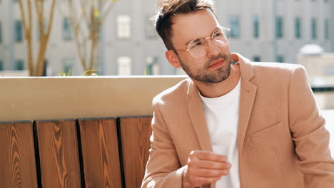 Hombre-Moderno-Vestido-Con-Un-Elegante-Traje-Beige