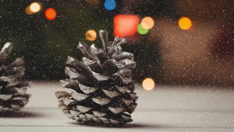 animación de la nieve cayendo sobre las decoraciones de navidad