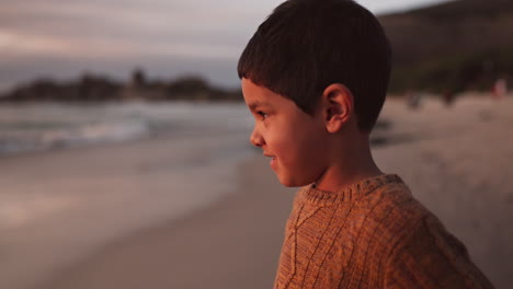 cara, puesta de sol y niño con felicidad