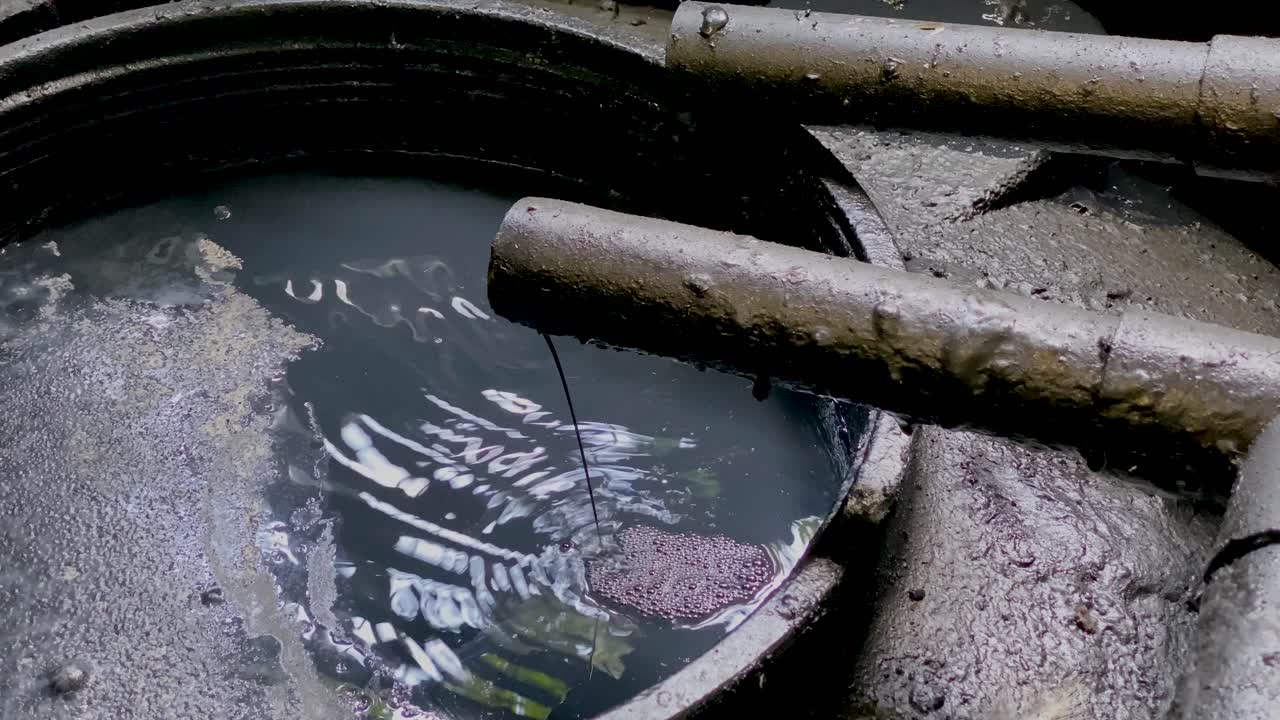 산업 공정에서 파이프에서 저장  ⁇ 크로 나오는 검은 화학 폐수