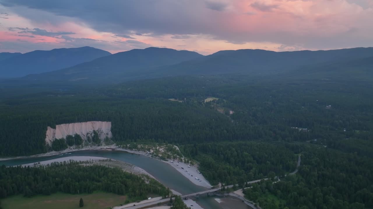 puente de blankenship sobre el río flathead de bifurcación media en una puesta de sol nublada en montana, ee.uu.