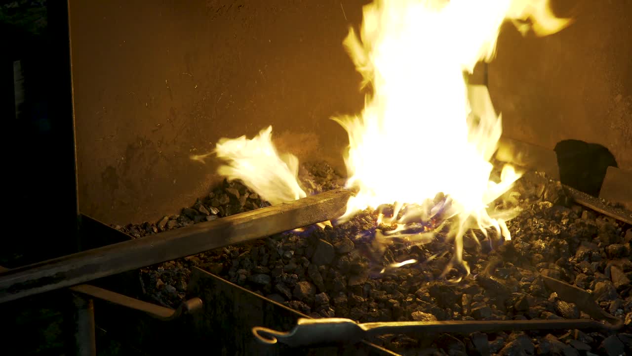 4k의 대장장이 금속 단조