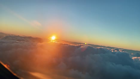 Vista-Frontal-De-Un-Avión-Girando-Sobre-Las-Nubes-Al-Atardecer