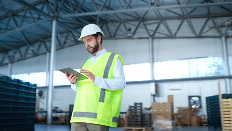 Tableta-De-Supervisor-De-Fabricación-Que-Inspecciona-El-Envío-De-Exportación-Del-Almacén-De-La-Fábrica