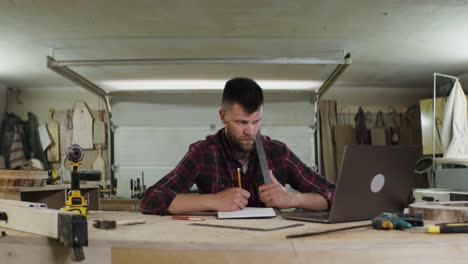 trabajador de la madera en el taller