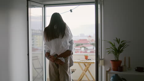 amantes casados celebrando su aniversario en un hotel de lujo. hombre llevando a una mujer bonita.