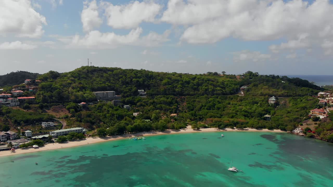 Pantai Mourne Rouge, juga dikenal sebagai Pantai BBC, adalah salah satu pantai paling populer di kalangan penduduk lokal