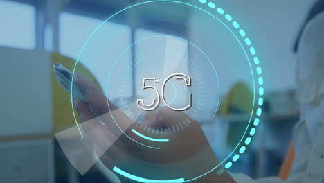 mujer usando un teléfono móvil y 5g escrito en el medio de un círculo futurista