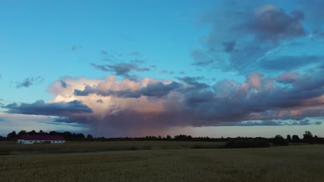 nubes de tormenta con la lluvia