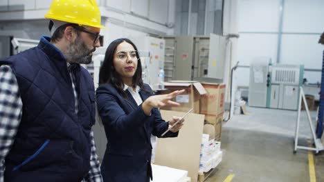 vista lateral del joven jefe dando instrucciones al ingeniero maduro
