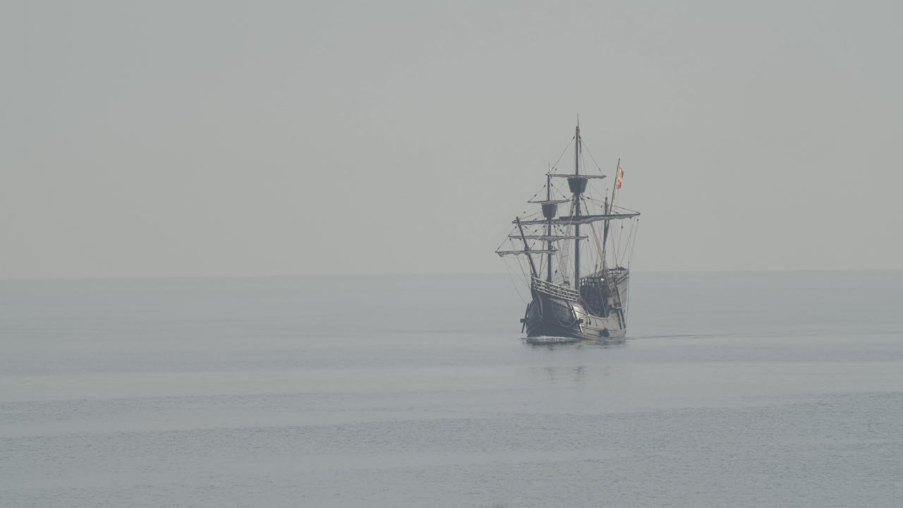 페르디난드 마젤란 나오 빅토리아 카락 보트 레플리카, 스페인 국기와 함께 지중해 일출 시 슬로우 모션 60fps로 잔잔한 바다에서 항해