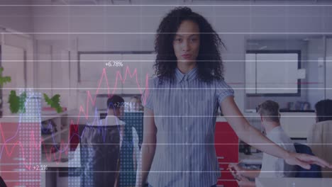 animación de la interfaz que muestra gráficos e información con empresarias y colegas en la oficina